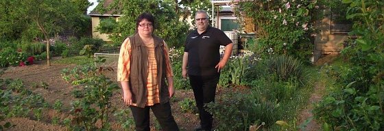 Bild: Daniela und Mike Seidel auf ihrer Parzelle. Mike ist f&uuml;r das kulturelle Geschehen in der Anlage zust&auml;ndig.