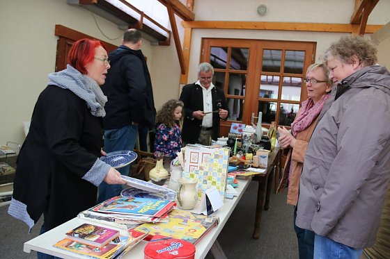 Bild: Garagen-Flohmarkt bei Organisatorin Gabriele Neumeyer (2.v.r.).