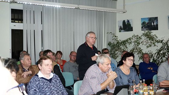 Bild: Hans-Peter Possehn spricht zum Stadtrat.