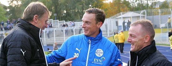 Bild: Nach 90 Minuten Kampf gegen Jena die freundschaftlich-sportliche Plauderei