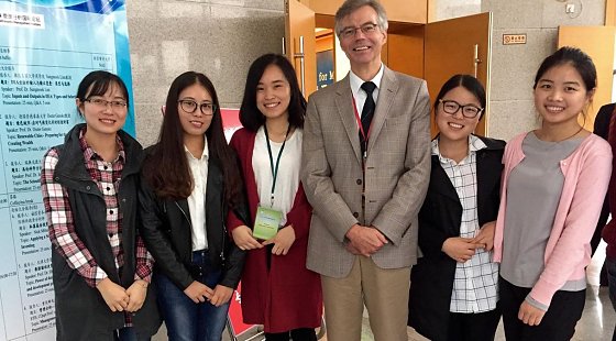 Bild: Mit Studentinnen der Nanjing Audit University NAU