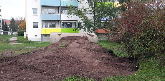 Bild: Erdh&uuml;gel direkt vor den neuen Balkonen