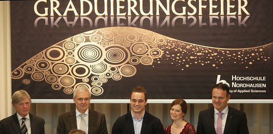 Bild: Die ersten Absolventen (2. und 3. von rechts), die heute ihre Zeugnisse und eine "wertvolle" Tasse erhielten