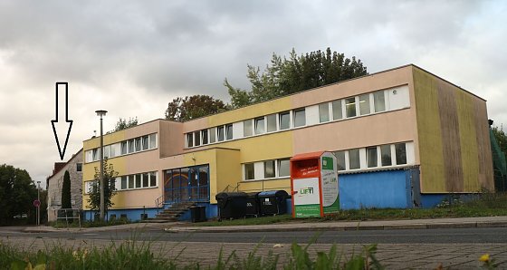 Bild: Das Grundst&uuml;ck hinter dem ehemaligen Kindergarten soll die Service Gesellschaft kaufen.