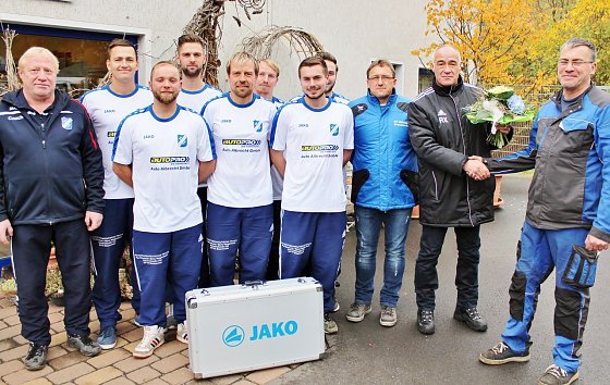 Bild: Neuen Trikotsatz &uuml;bergeben