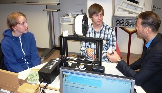 Bild: Hendrik Teichm&uuml;ller, Paul Panterodt und Tino Pf&ouml;rtner, Vorsitzender des Schulf&ouml;rdervereins