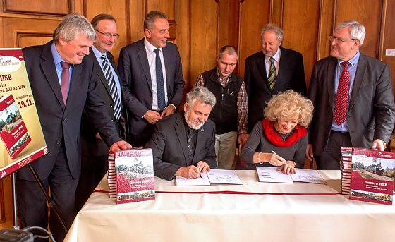 Bild: Minister signieren das Buch
