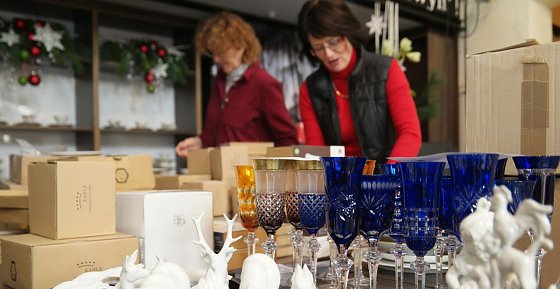 Bild: Marion Baumert und Heide Croll beim Auspacken von Exponaten
