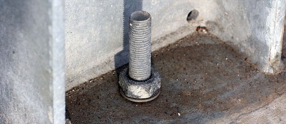 Bild: Festgeklebt am Beton