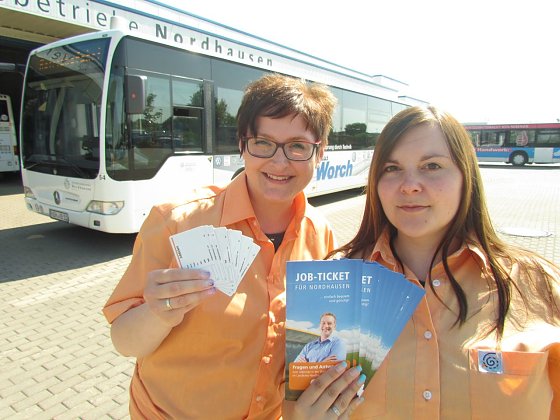 Bild: Marketing- und Vertriebsmitarbeiterinnen Silke Ifkowitz und Jennifer Werther pr&auml;sentieren das Job-Ticket