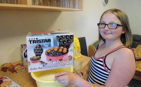 Bild: Lisa beim Backen