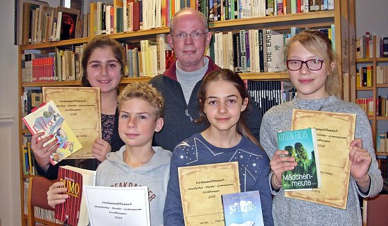 Bild: Dietrich Rose mit den ausgezeichneten Vorlesern in der Bibliothek - Trine Hildenbrand, Toni Reinboth, Josephin Schnalke, Emma Faulborn (v.l.)