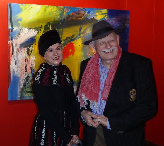 Bild: Gerd Mackensen und eine Besucherin der Vernissage