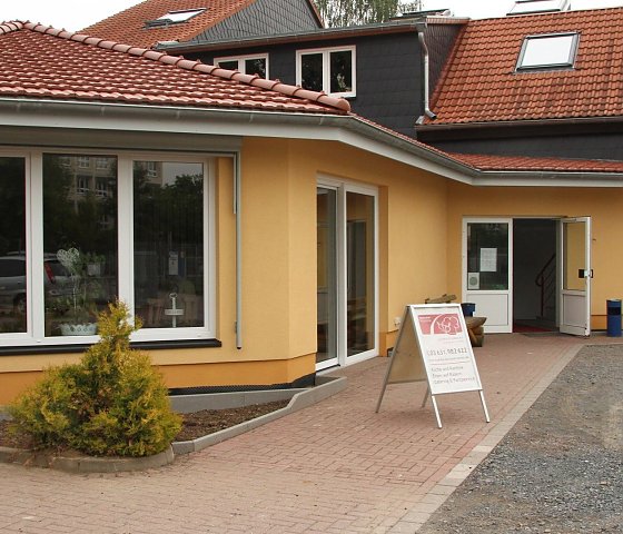 Bild: Der eingang zum Kochhaus in der Stra&szlig;e der Genossenschaften