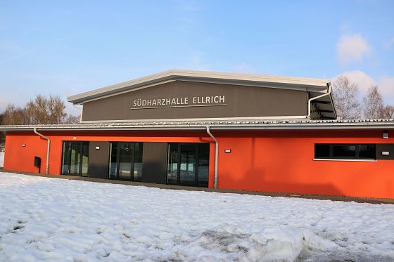 Bild: Der Schriftzug an der Ellricher Sporthalle wird von unten angestrahlt.