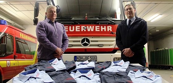 Bild: Poloshirts und Hemden &uuml;bergeben