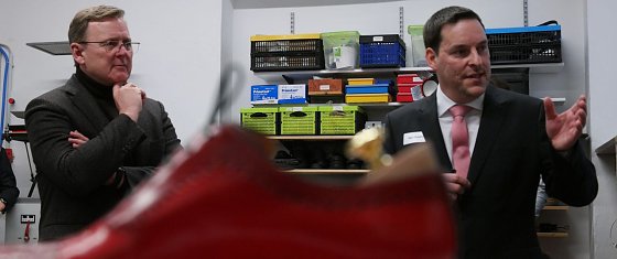 Bild: Andr&eacute; Fredrich erkl&auml;rt den Einzug moderner Technik