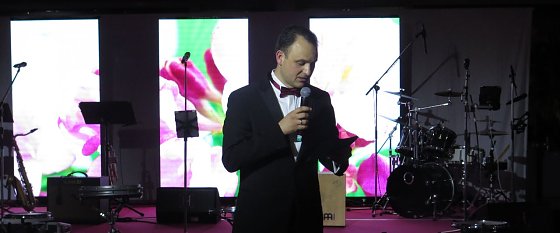 Bild: Andreas Peter begr&uuml;&szlig;t