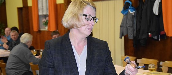 Bild: Jutta Krauth bei der Vertragsunterzeichnung zur Eingemeindung von Buchholz