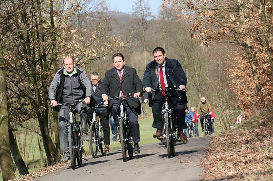Bild: Landrat Matthias Jendricke, Ellrichs B&uuml;rgermeister Matthias Ehrhold und Cornelius Ilgmann vom Th&uuml;ringer Wirtschaftsministerium.