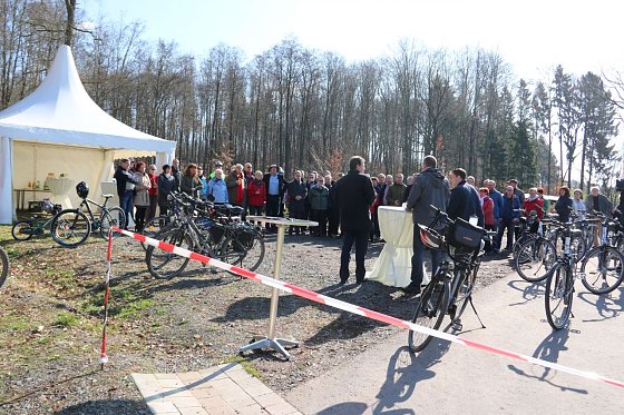 Bild: Unter gro&szlig;em &ouml;ffentlichen Interesse ist der neue Radweg er&ouml;ffnet worden.
