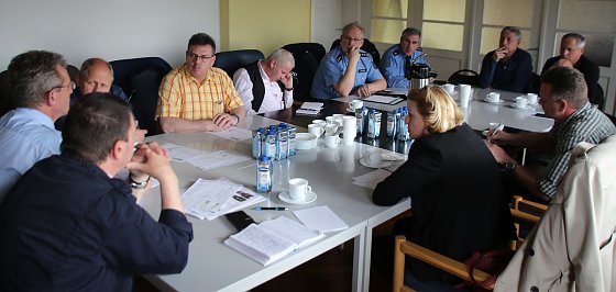 Bild: Beratung im Krisenstab