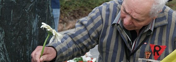Bild: Ein &Uuml;berlebender aus der Ukraine am Mahnmal vor dem Krematorium
