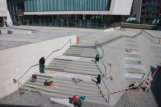 Bild: Treppe an der Bibliothek muss repariert werden
