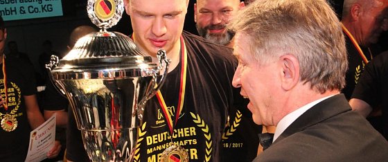 Bild: Kapit&auml;n Keller mit dem Meisterschaftspokal