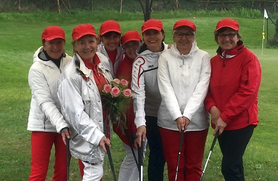 Bild: Rote Kappen f&uuml;r die Damen