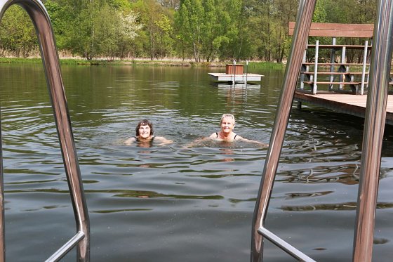 Bild: Anke K&uuml;hne und Anne Daube waren als erste im Wasser.