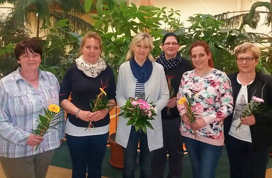 Bild: Der neue Vorstand des Kinderlachen-Vereins: Petra M&uuml;ller (Schriftf&uuml;hrerin), Nadin Kutschenreuther (Vereinsvorsitzende),  Madeleine Gogsch (ehem.Vereinsvorsitzende), Katrin Reichardt (Kassenwart), Christin Delert (stellvert.Vereinsvorsitzende), Karin Sommer (Beisitzer) und Yvonne L&auml;ufer (Beisitzer; nicht im Bild). 