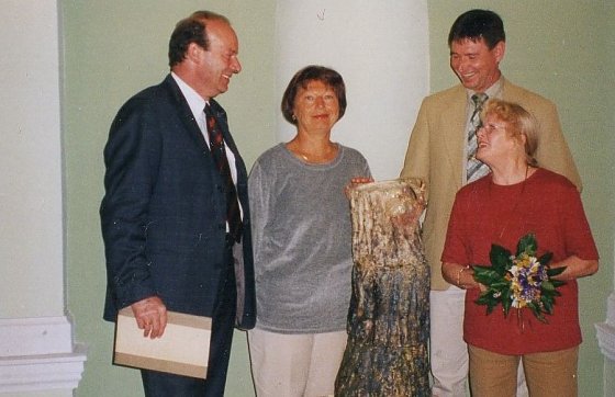 Bild: &Uuml;bergabe der Plastik im Landratsamt im Jahr 2004
