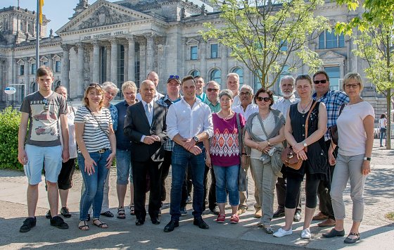 Bild: Vor dem Reichstag