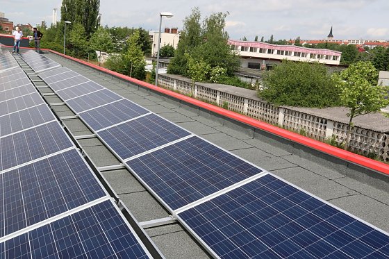 Bild: PV-Anlage auf dem Dach der Firma Intrasol.