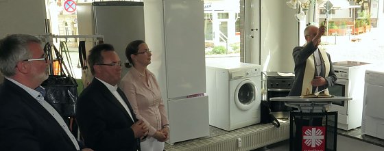 Bild: Caritas-Direktor Heller segnet das Sozialkaufhaus in Bleicherode