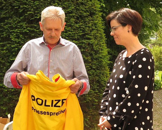 Bild: Symbolische &Uuml;bergabe
