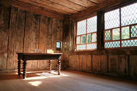 Bild: Die Bohlenstube befindet im Torhaus mit der markanten Au&szlig;enfassade und den Renaissancefenstern.