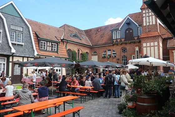 Bild: In der Echten Nordh&auml;user Traditionsbrennerei wurde heute der erste "Hof- und Genussmarkt" er&ouml;ffnet