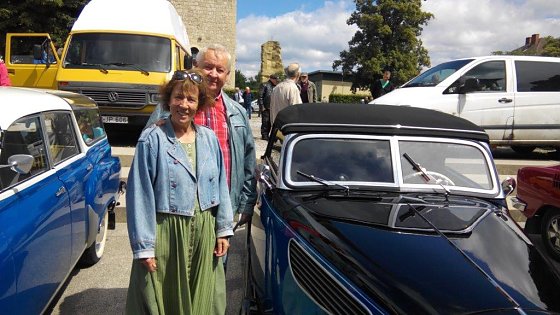 Bild: Rita Gerboth mit Schwager Wilfried Jacobsohn vor dessen Oldtimer, einem EMW Sport, von dem einst nur 300 St&uuml;ck das Montageband der Eisenacher Motorenwerke verlie&szlig;en.