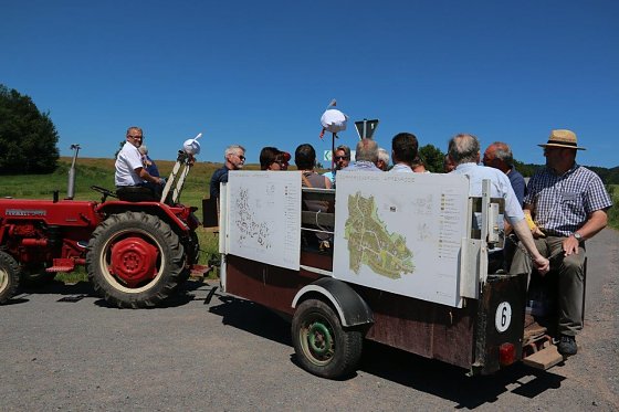 Bild: Die Jurymitglieder fuhren per Traktor durch Appenrode.