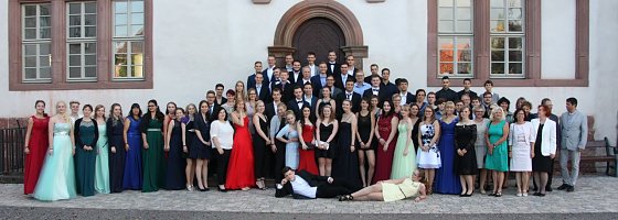 Bild: Vor dem Heringer Schloss