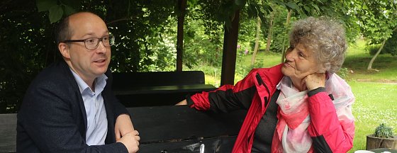 Bild: Gisela Hartmann im Gespr&auml;ch mit Jochen Hubmacher vom Deutschlandfunk