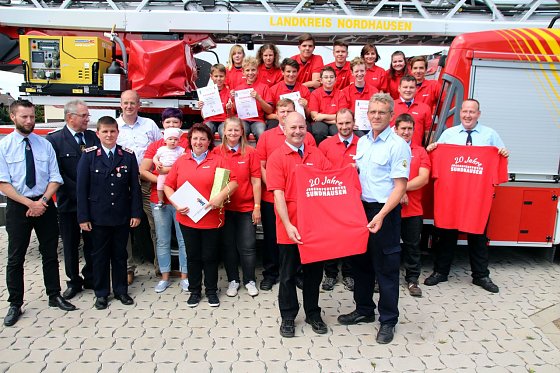 Bild: Zum 20. Geburtstag der Jugendfeuerwehr von Nordhausens Ortsteil Sundhausen hat Thomas Schink&ouml;th von der Nordh&auml;user Berufsfeuerwehr einen Komplettsatz von 23 T-Shirts mit Namensaufdruck an die Jugendfeuerwehr von Nordhausens Ortsteil Sundhausen &uuml;berreicht...