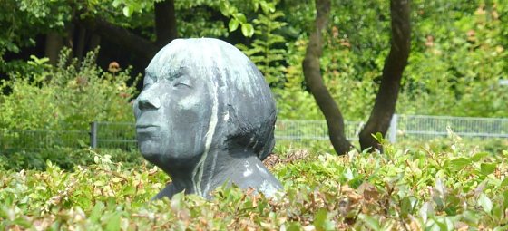 Bild: Bronzeplastik der Erfurter K&uuml;nstlerin Anke Besser-G&uuml;th