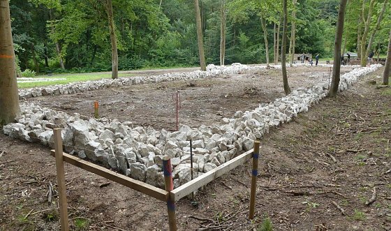 Bild: Markierung des ehemaligen Standorts einer Unterkunftsbaracke beim International Summer Camp 2016