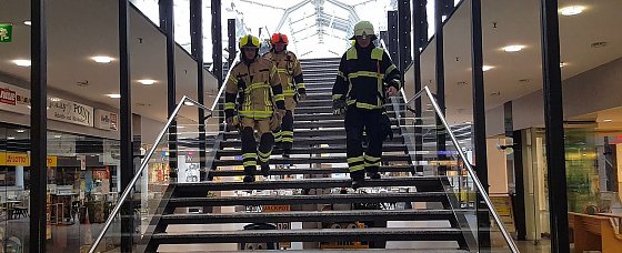 Bild: Letzte Kontrollen durch die Berufsfeuerwehr