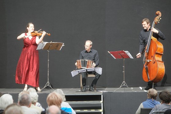 Bild: Das Glorvigen Trio, das sind die Geigerin Daniela Braun, der Namensgeber Per Arne Glorvigen am Bandoneon und der Kontrabassist Arnulf Ballhorn.