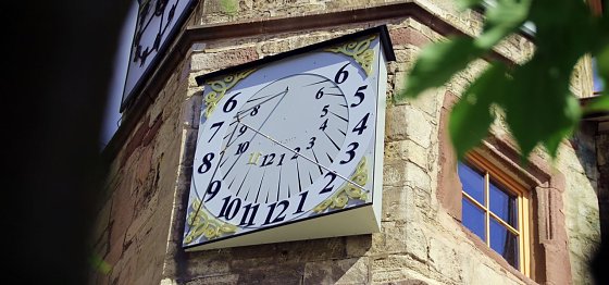 Bild: Auch die Sonnenuhr des Rathauses wurde gespendet