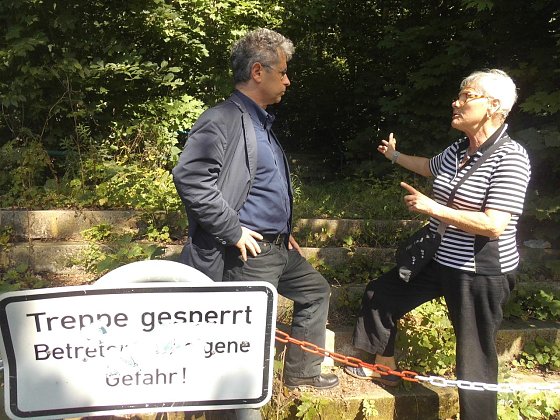 Bild: Dirk Erfurt im Gespr&auml;ch an der gesperrten Gehegetreppe